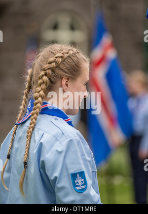 Ragazza Scout durante giugno 17th, Islanda giorno dell indipendenza, Reykjavik, Islanda Foto Stock