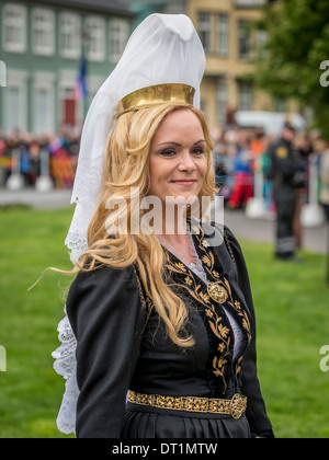 La donna nel tradizionale abito islandese su Giugno 17th, Islanda giorno dell indipendenza, Reykjavik Foto Stock