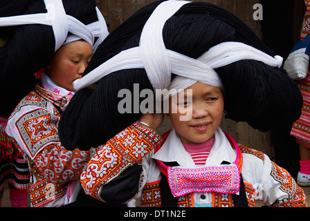 Long Horn Miao ragazze in costumi tradizionali celebrando fiore Festival di danza, Longjia village, Guizhou, Cina e Asia Foto Stock