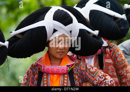 Long Horn Miao ragazze in costumi tradizionali celebrando fiore Festival di danza, Longjia village, Guizhou, Cina e Asia Foto Stock