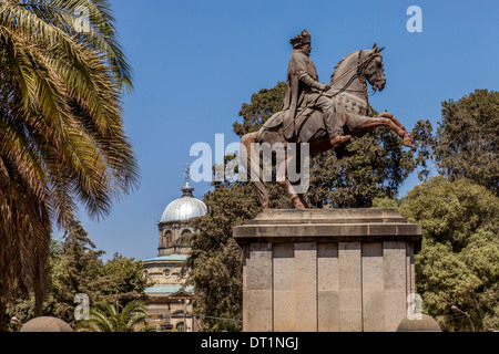 La statua del re Menelik II su un cavallo e St George cattedrale, Addis Abeba, Etiopia Foto Stock