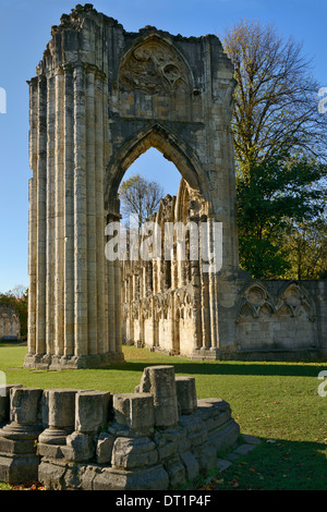 Le rovine di St. Mary's abbazia benedettina, Museo Giardini, York, Yorkshire, Inghilterra, Regno Unito, Europa Foto Stock