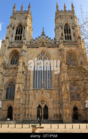 Il fronte occidentale di York Minster, Cattedrale Gotica, York, Yorkshire, Inghilterra, Regno Unito, Europa Foto Stock