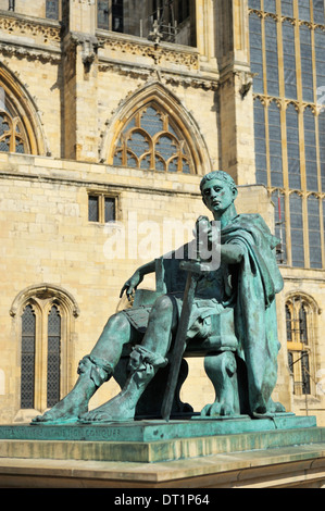 Statua di imperatore romano Costantino il Grande, York, Yorkshire, Inghilterra, Regno Unito, Europa Foto Stock