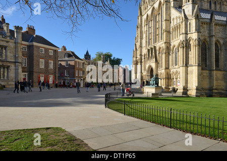 A sud di Piazza, transetto sud della cattedrale di York Minster e York, nello Yorkshire, Inghilterra, Regno Unito, Europa Foto Stock