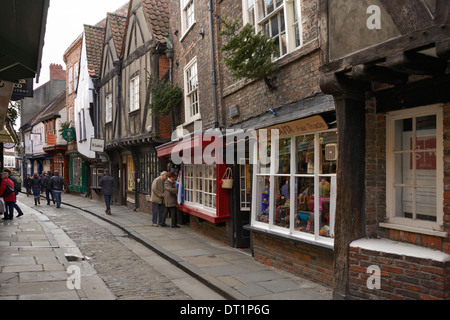 La medievale via stretta del caos e un po' di caos, York, nello Yorkshire, Inghilterra, Regno Unito, Europa Foto Stock