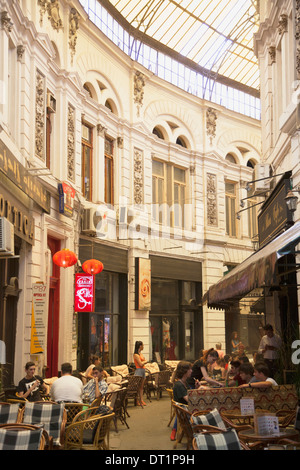 Le persone al caffè nel passaggio Macca-Villacrosse, Bucarest, Romania, Europa Foto Stock