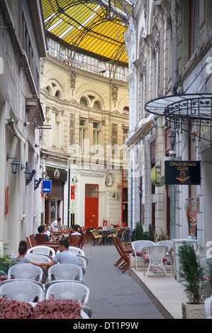 Le persone al caffè nel passaggio Macca-Villacrosse, Bucarest, Romania, Europa Foto Stock