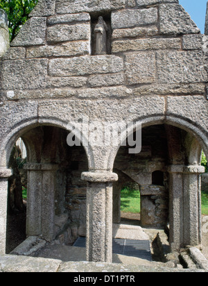 St Cleer, Cornovaglia: C xv granito ben house & battistero con colonne, gli archi & nicchia contenente una statua di San Cleer (Clarus). Foto Stock