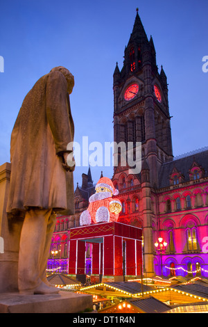 Mercatino di Natale e il Municipio, Albert Square, Manchester, Inghilterra, Regno Unito, Europa Foto Stock