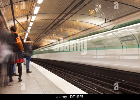 Un treno della metropolitana arriva alla stazione Concorde, Parigi, Francia, Europa Foto Stock