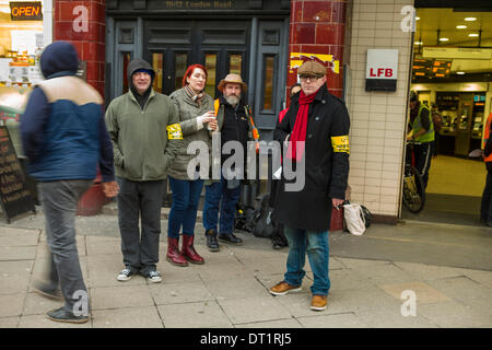 Londra, Regno Unito. Il 6 febbraio 2014. RMT e raccordi TSSA in sciopero al di fuori di Elephant e Castle la stazione della metropolitana di Londra il 1000 tagli di posti di lavoro con la metropolitana di Londra Ltd, Londra, UK Credit: Harishkumar Shah/Alamy Live News Foto Stock