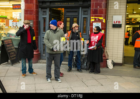 Attività sindacale dei sindacati RMT e TSSA fuori dalla stazione della metropolitana di Elephant and Castle, Londra Foto Stock