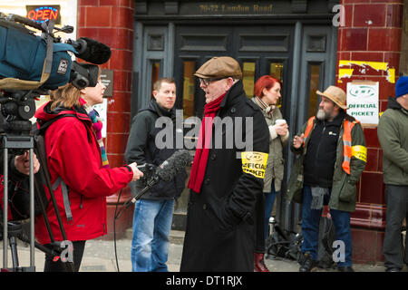 Londra, Regno Unito. 6 febbraio 2014. I sindacati RMT e TSSA in sciopero su 1000 tagli di posti di lavoro da London Underground Ltd, Londra. I membri RMT si trovano sulla linea picket fuori dalla stazione della metropolitana Elephant and Castle a Londra, Regno Unito. Visto è l'organizzatore regionale membro RMT Brian Munro che è intervistato da un media fuori dalla stazione della metropolitana Elephant and Castle a Londra, Regno Unito. Credit: Harishkumar Shah/Alamy Live News Foto Stock