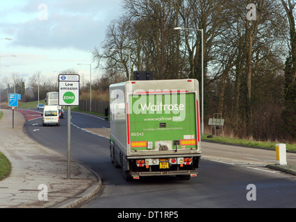 Un carrello che viaggia lungo una strada a Coulsdon, Surrey, Inghilterra. Foto Stock