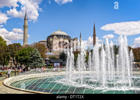 La Aya Sofya o Hagia Sophia come si vede dal sultano Ahmed Park durante il giorno ad Istanbul in Turchia Foto Stock