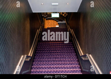 Dundee, Scotland, Regno Unito. Il 6 febbraio, 2014. Il Malmaison è un stile francese lussuoso ed esclusivo hotel formalmente la storica Tay Hotel e viene elencato C edificio ora aperta al pubblico giovedì 6 febbraio 2014 di Dundee. Al piano di sopra per il secondo piano la reception e la sala da pranzo all'interno del Malmaison Hotel. Credito: Dundee fotografico / Alamy Live News Foto Stock