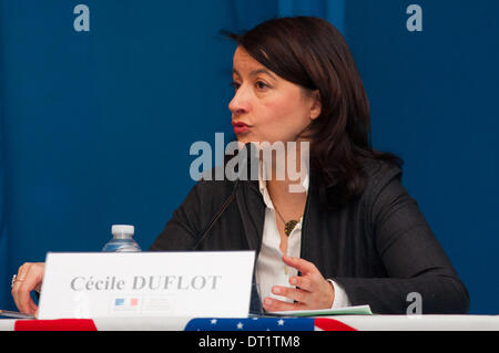 Cécile Duflot, Francese Ministre de l'Egalité des Territoires et du Logement, introduce la nuova legge in materia di regolamenti di alloggiamento Foto Stock