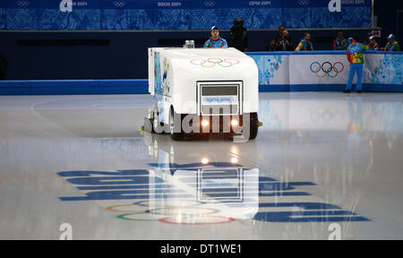 Sochi, Russia. 06 feb 2014. Un ice resurfacer prepara il ghiaccio iceberg Pattinaggio nel palazzo di Sochi, Russia, 06 febbraio 2014. Il Sochi 2014 Giochi Olimpici esegui dal 07 al 23 febbraio 2014. Foto: Christian Charisius/dpa/Alamy Live News Foto Stock