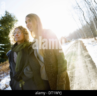 Madre e figlia all'aperto inverno Foto Stock