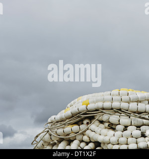 Pila di commerciale delle reti da pesca con galleggianti bianchi sulla banchina del porto di pescatori di Seattle del terminale Foto Stock