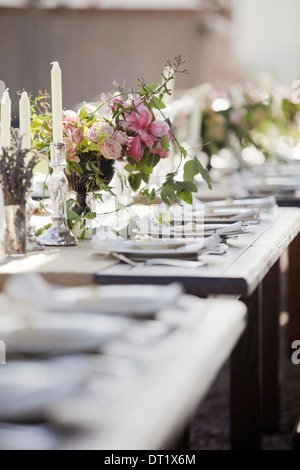 Un matrimonio formale tavolo per la colazione prevista per una festa dei fiori freschi nel centro Foto Stock