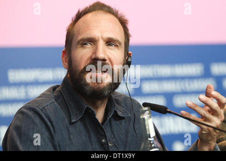 Berlino, Germania. 6 febbraio, 2014. Ralph Fiennes partecipa a una conferenza stampa per promuovere il film 'Grand Hotel di Budapest" al sessantaquattresimo Berlinale Festival Internazionale del Cinema di Berlino, Germania, il 6 febbraio 2014. Credito: Zhang ventola/Xinhua/Alamy Live News Foto Stock