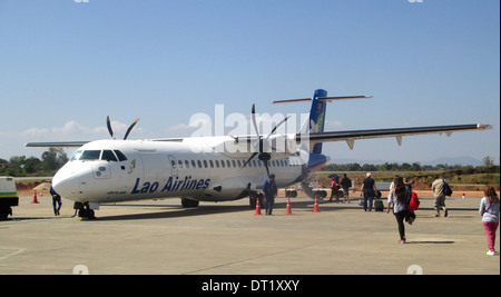 LAO AIRLINES passeggeri uno dei Airlines ATR42-500 aeromobili a Pakhse International Airport. Foto Tony Gale Foto Stock