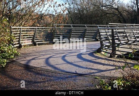 Un ponte che porta il Marriott la strada sopra il fiume Wensum vicino a Norwich, Norfolk, Inghilterra, Regno Unito. Foto Stock