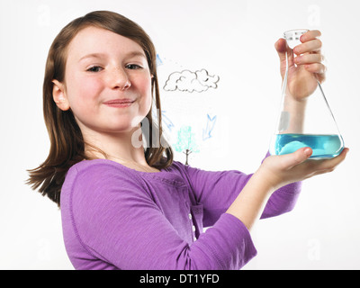 Una giovane ragazza con un matraccio conico di liquido di colore blu nella parte anteriore di un ciclo di evaporazione illustrazione su una superficie trasparente Foto Stock