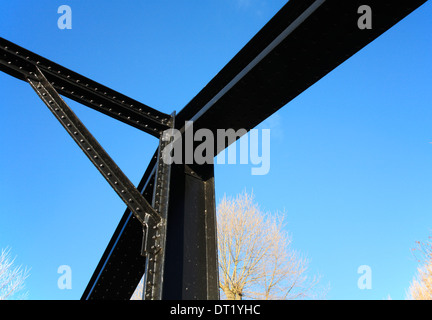 Dettaglio della struttura del vecchio ponte ferroviario sul Marriott's Way percorso in corrispondenza Hellesdon, Norfolk, Inghilterra, Regno Unito. Foto Stock