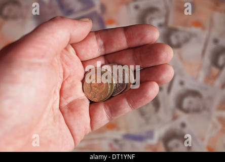 Le monete nella mano di un maschio bianco. Foto Stock