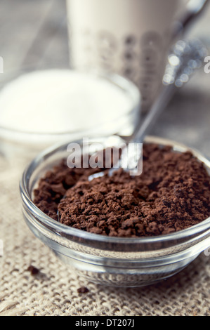 Caffè macinato sull'annata sullo sfondo di legno, fuoco selettivo Foto Stock