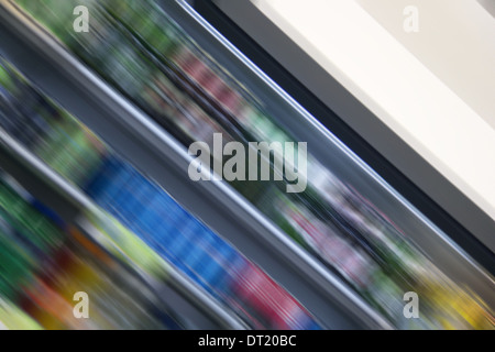 Un abstract di sfocatura di un negozio di alimentari corsia Foto Stock