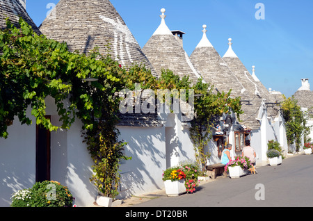 Trulli case,street; negozi, Alberobello, la Valle d'Itria, Puglia, Sud Italia, Europa. Foto Stock