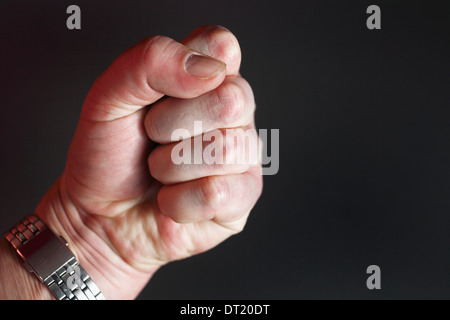 Un uomo di pugno chiuso. Foto Stock