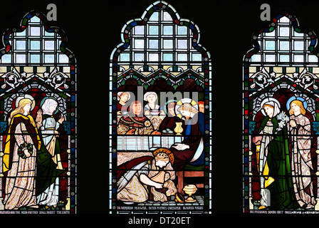 Il Four Marys, come illustrato da William Morris e Burne-Jones, St. Chiesa Ladoca, Ladock, Cornwall, Inghilterra Foto Stock