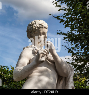 Statua di Pietra in Queen's Garden a Kew Palace e Giardino Botanico Reale di Kew Gardens, London, Regno Unito Foto Stock