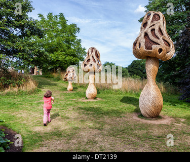 Bambino e funghi in funghi anello fata da Tom lepre a incredibili Festival al Giardino Botanico Reale di Kew Gardens, Regno Unito Foto Stock