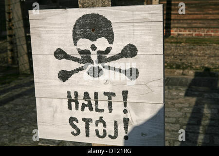 Auschwitz-Birkenau,Polonia,5 febbraio 2014, Halt sign in Auschwitz concentrazione credito cam: Keith Larby/Alamy Live News Foto Stock