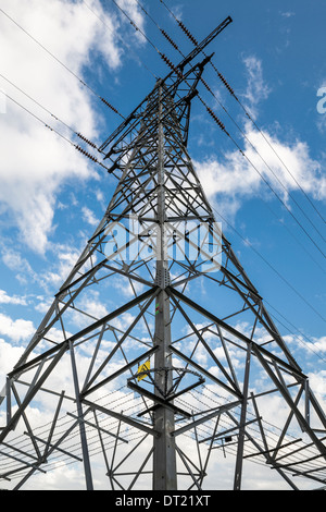 Un traliccio di elettricità/torre contro un cielo blu Foto Stock