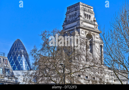 La meridiana presso la fermata della metropolitana di Tower Hill ha una bella storia di Londra mostrato nelle immagini intorno al suo perimetro Foto Stock