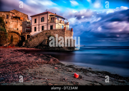 Fine della giornata su una solitaria spiaggia nel sud Italia Foto Stock