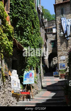 Tipico lane chiamato carugio con scale e archi in dolceacqua village, Liguria Foto Stock