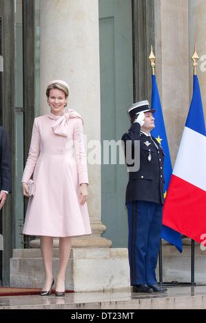 Parigi, Francia. Il 6 febbraio 2014. Sua Maestà la Regina Mathilde alla partenza dell'Elysee visita ufficiale al presidente Francois Hollande della Repubblica francese a Paris Photo:RPE/ Albert Nieboer Credito: dpa picture alliance/Alamy Live News Foto Stock