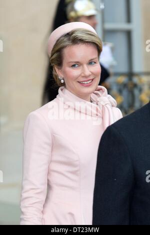 Parigi, Francia. Il 6 febbraio 2014. Sua Maestà la Regina Mathilde alla partenza dell'Elysee visita ufficiale al presidente Francois Hollande della Repubblica francese a Paris Photo:RPE/ Albert Nieboer Credito: dpa picture alliance/Alamy Live News Foto Stock