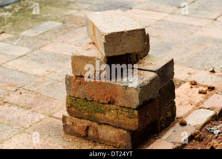 Pila o catasta di vecchi mattoni utilizzati sulla pavimentazione. Foto Stock