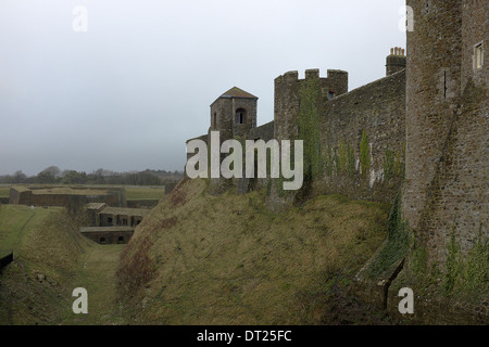 Torre Tresurers a destra, poi Godsfoe Tower & link per trafori medioevali ai piedi del fossato. Foto Stock