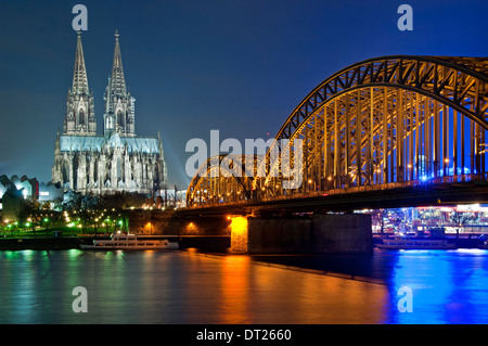 La cattedrale di Colonia, il ponte di Hohenzollern e il fiume Reno di notte, Colonia, Germania, Europa. Foto Stock