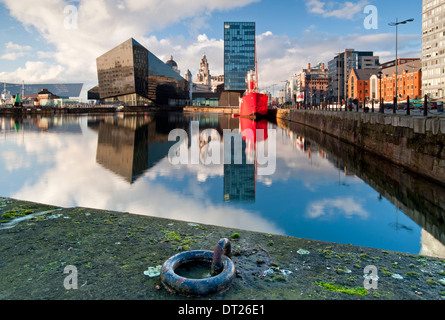 Appartamenti moderni, il Liver Building e del pianeta Bar Lightship oltre Canning Dock, Liverpool, Merseyside England, Regno Unito Foto Stock